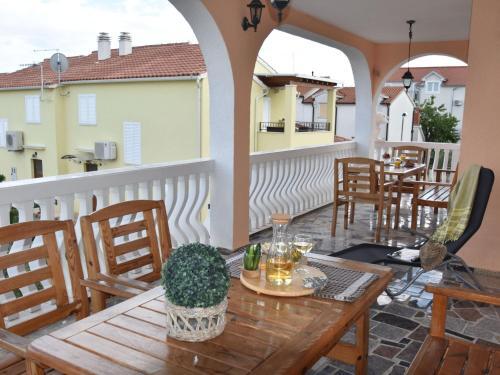 Spacious Apartment In Vodice With Garden