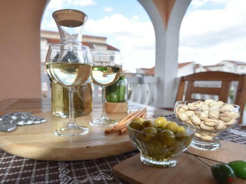 Spacious Apartment In Vodice With Garden