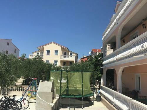 Spacious Apartment In Vodice With Garden