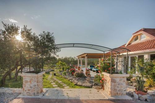 Villa Red Hacienda With Pool