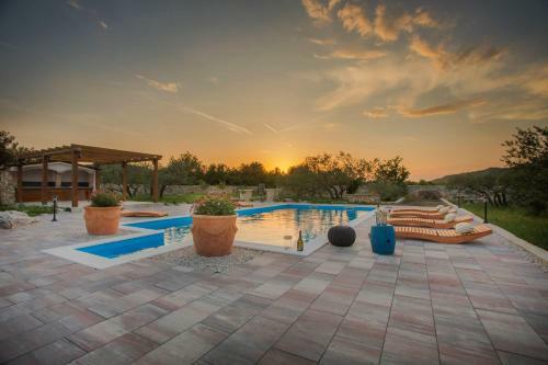 Villa Red Hacienda With Pool
