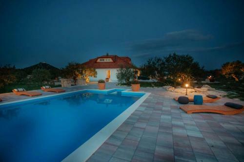 Villa Red Hacienda With Pool