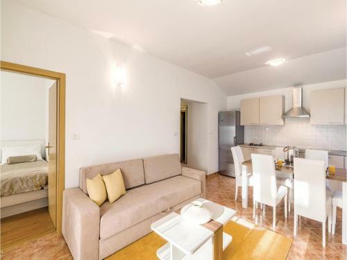 Two-bedroom Apartment In Vodnjan