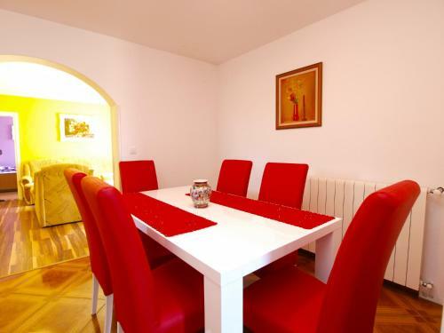 Apartment With Pool 1138