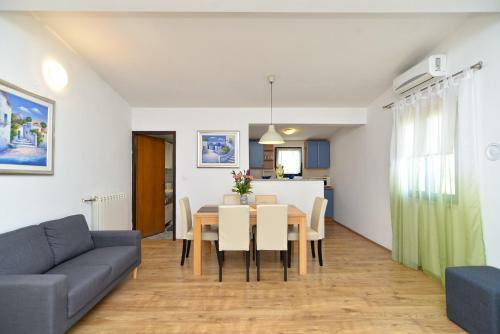 House Rudi 1504