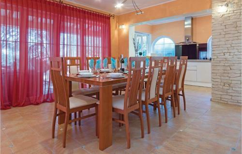 Five-bedroom Holiday Home In Vodnjan