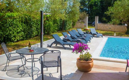 Three-bedroom Apartment Mir With Private Infinity Pool