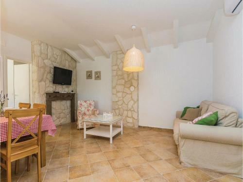 Two-bedroom Holiday Home In Vrana