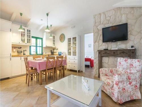 Two-bedroom Holiday Home In Vrana