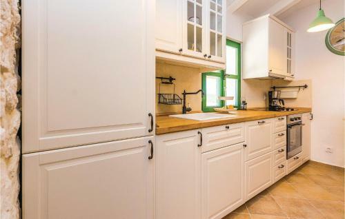 Two-bedroom Holiday Home In Vrana