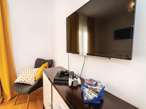 Six-bedroom Holiday Home In Vrana