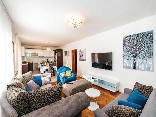 Six-bedroom Holiday Home In Vrana