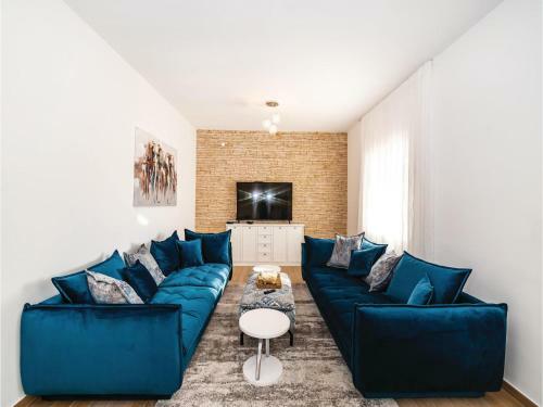 Six-bedroom Holiday Home In Vrana