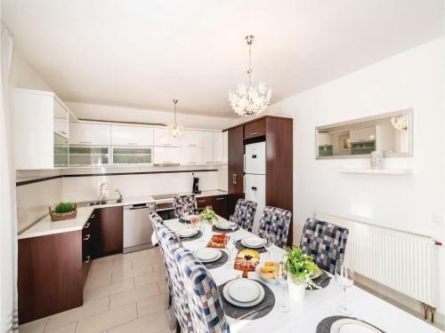 Six-bedroom Holiday Home In Vrana