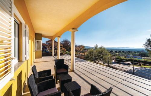 Six-bedroom Holiday Home In Vrana