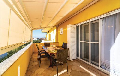 Six-bedroom Holiday Home In Vrana