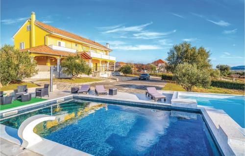 Six-bedroom Holiday Home In Vrana