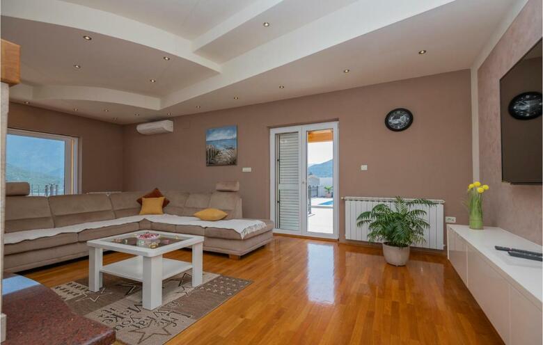 Four-bedroom Holiday Home In Vrgorac