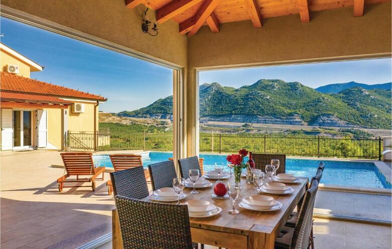 Four-bedroom Holiday Home In Vrgorac
