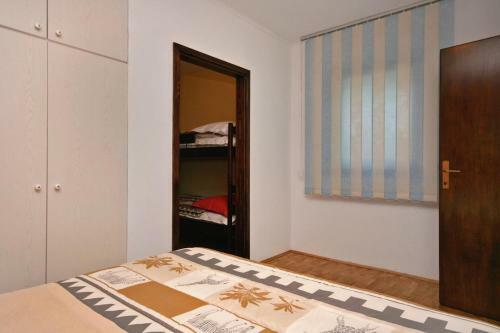 Apartments With A Parking Space Pinezici (krk) - 5440