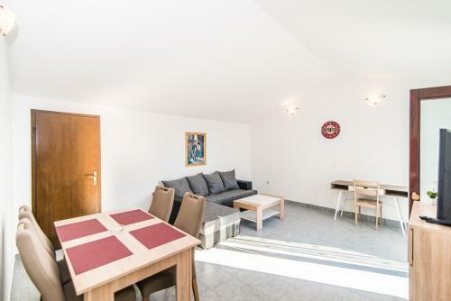 Hostal Apartments Dino