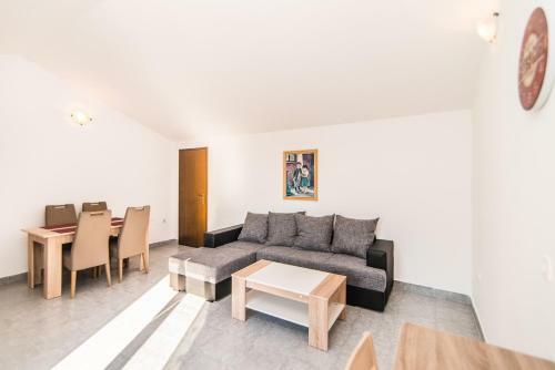 Hostal Apartments Dino