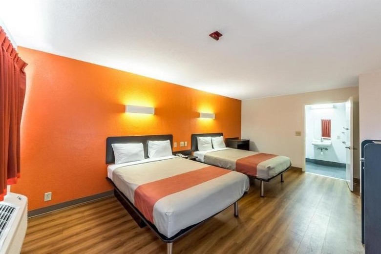 Hotel Econo Lodge East