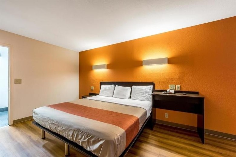 Hotel Econo Lodge East