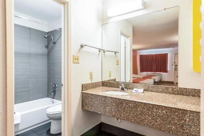 Hotel Econo Lodge East