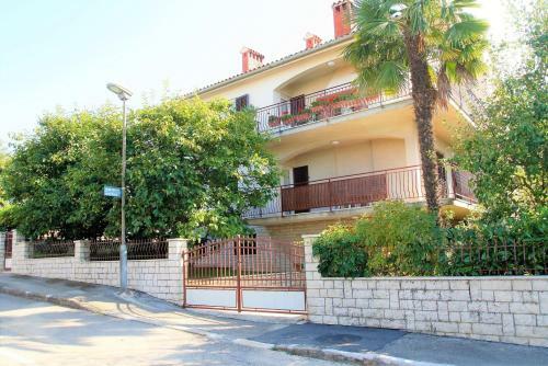 Apartamentos Labinac Ines, Only 300 M From Beach