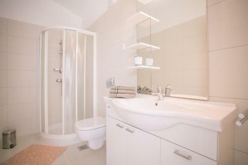 Hostal Apartment Complex Sara In Veli Maj