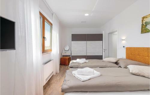 Four-bedroom Holiday Home In Cervar