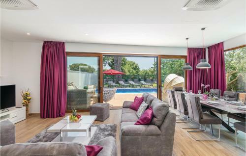Four-bedroom Holiday Home In Cervar
