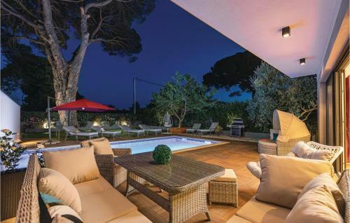 Four-bedroom Holiday Home In Cervar