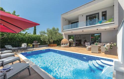 Four-bedroom Holiday Home In Cervar
