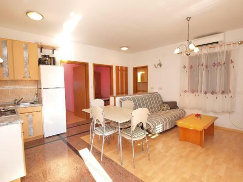 Apartments Alma 879