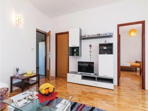 Two-bedroom Apartment In Posedarje