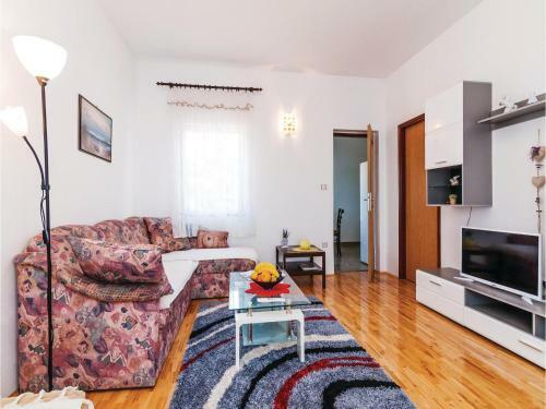 Two-bedroom Apartment In Posedarje