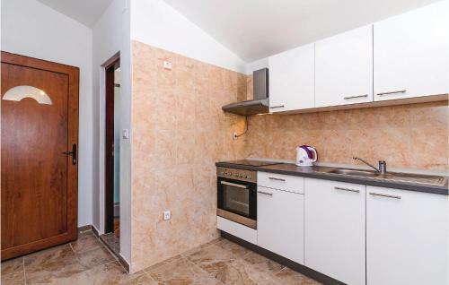Two-bedroom Apartment In Posedarje