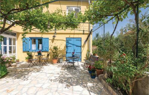 Three-bedroom Apartment In Posedarje