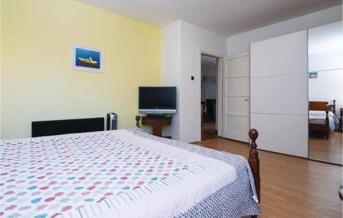 Three-bedroom Apartment In Posedarje