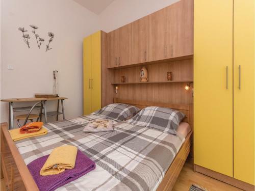 Two-bedroom Apartment In Posedarje