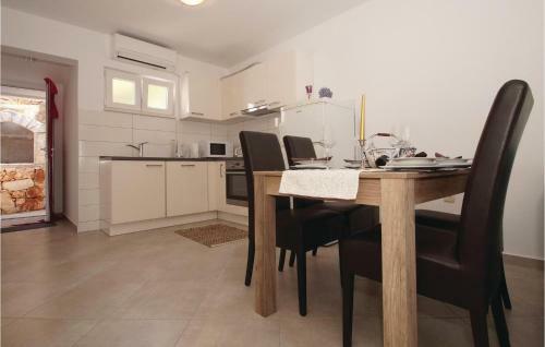 Holiday Home Peljesac-dingac-potocine With Outdoor Pool