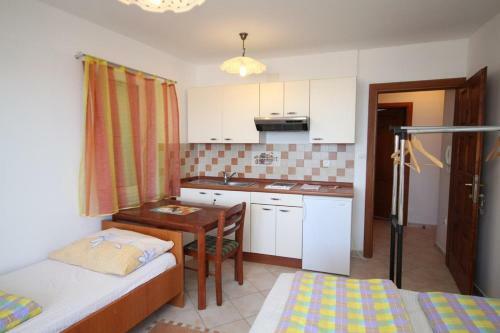 Apartment Povljana 3316c