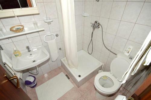 Hostal Rooms With A Swimming Pool Preko (ugljan) - 8180