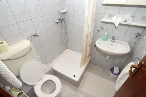 Hostal Rooms With A Swimming Pool Preko (ugljan) - 8180