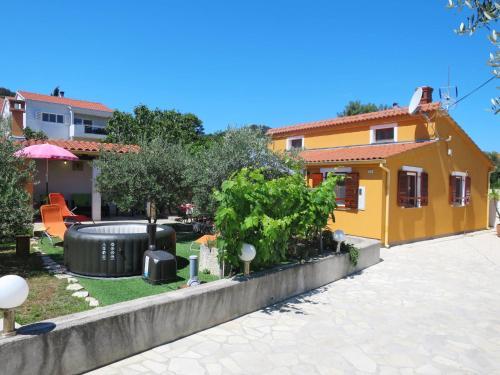 Holiday Home Marija (ugl305)