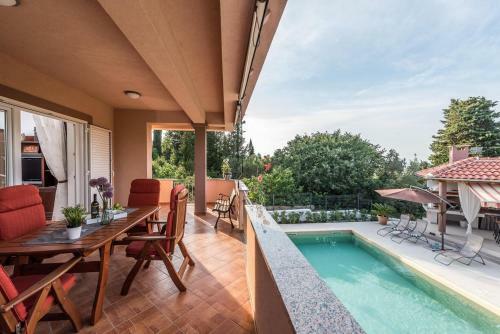 Apartment Sutomiscica 13872b