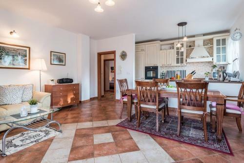 Apartment Sutomiscica 13872b