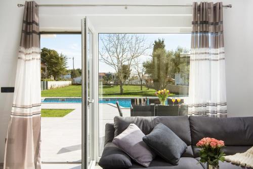 Premantura Villa Sleeps 8 Pool Wifi
